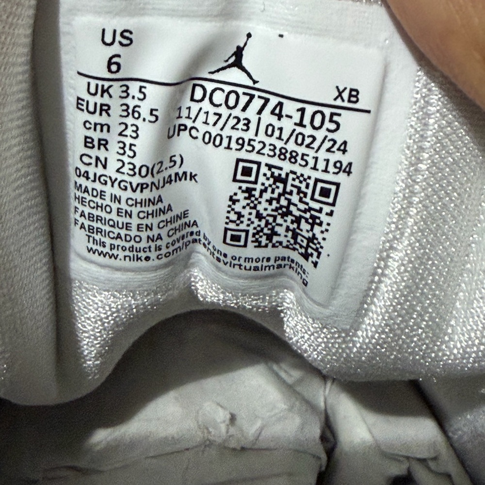 Women’s Air Jordan 1 Low size 6 (2 right feet!) - Picture 6 of 8